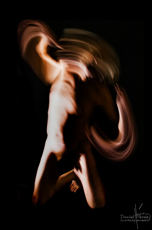 "Autorretrato (Naked with light)" de Daniel Prez Kchmeister