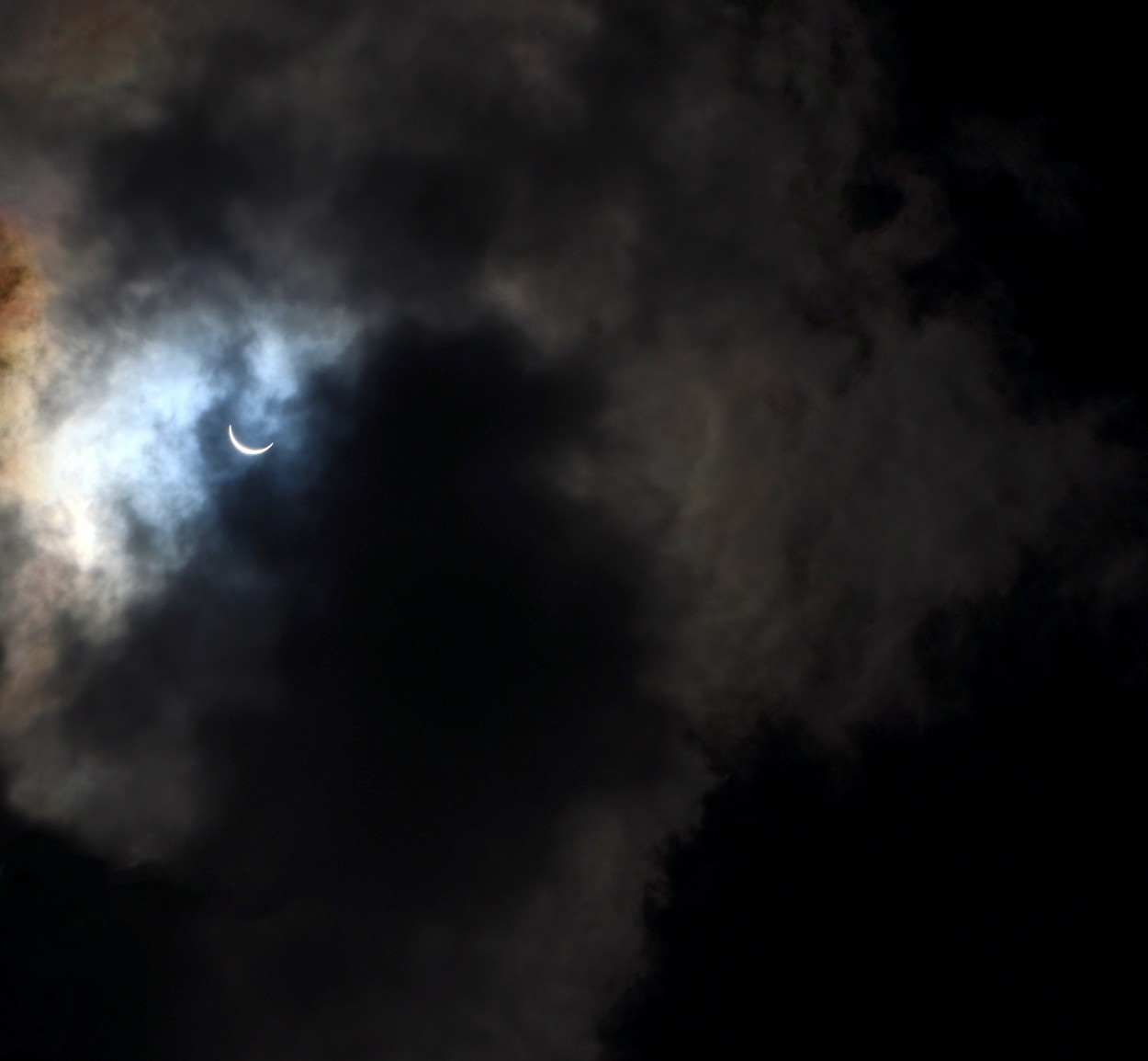 "Eclipse en el cielo de Neuqun." de Carlos E. Wydler