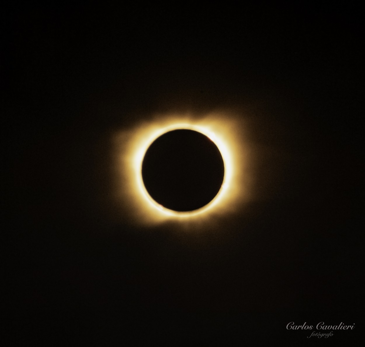 "Eclipse total de sol. Valcheta Pcia de Rio Negro." de Carlos Cavalieri