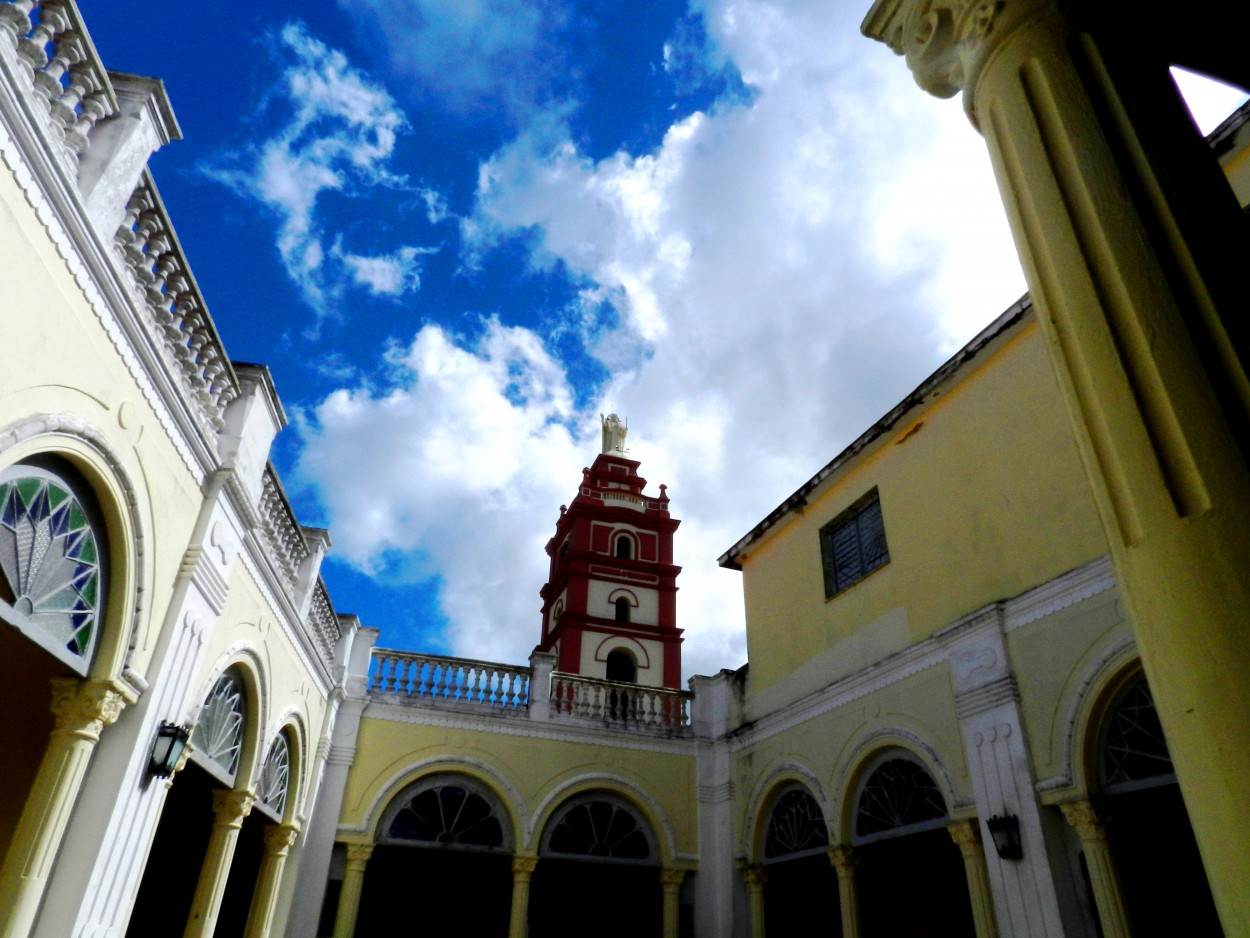 "Camagüey: azul del cielo y torre de su Catedral" de Lázaro David Najarro Pujol
