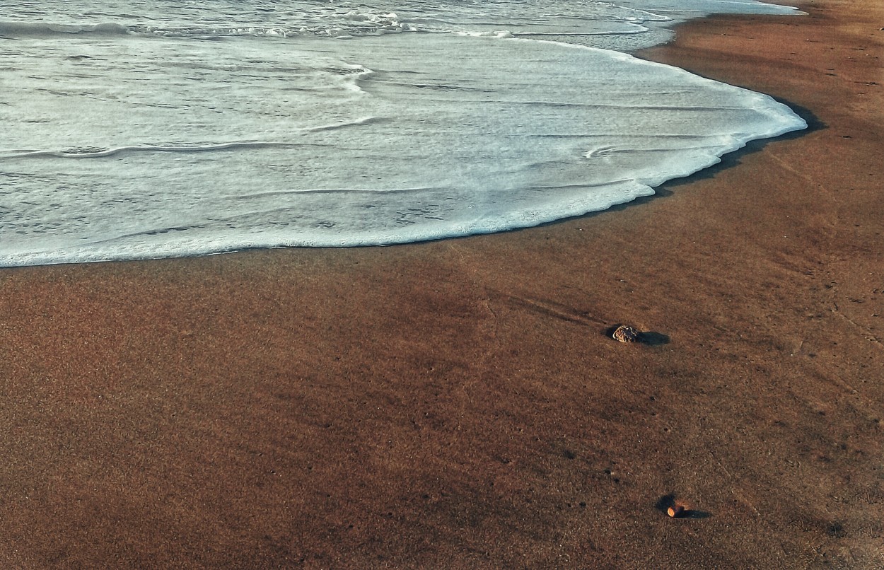 "Dos piedras en la playa" de Roberto Guillermo Hagemann