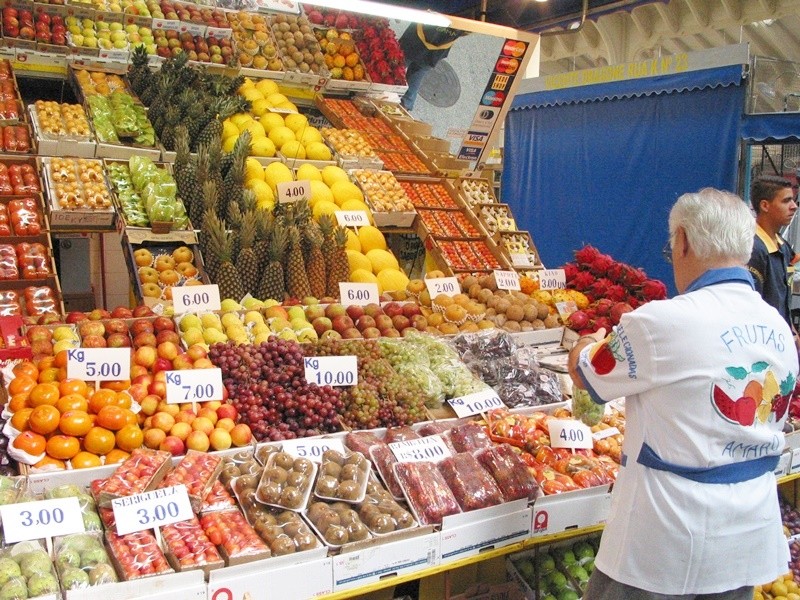 "O Sr. das frutas, Mercado de So Paulo" de Decio Badari