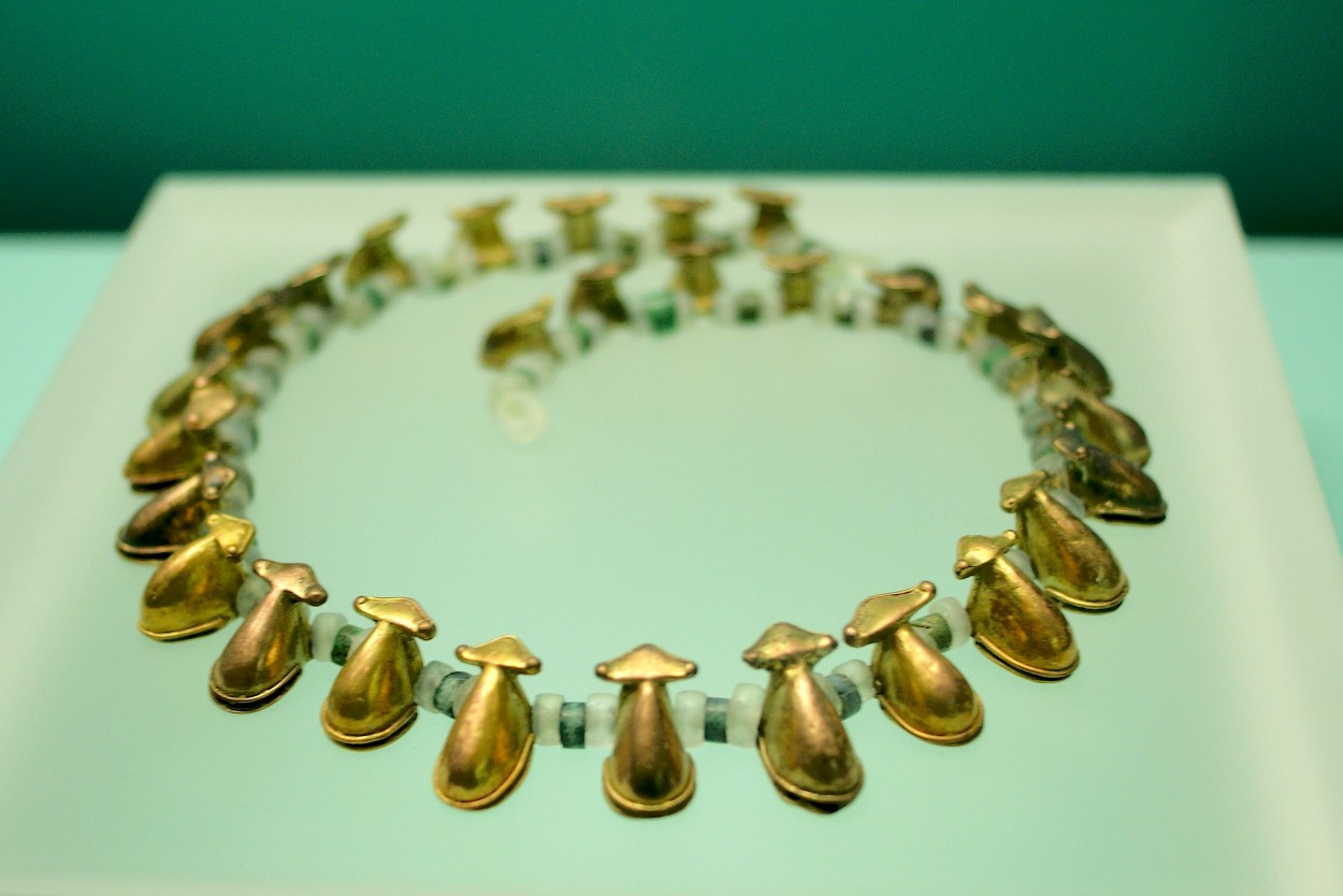 "Collar de Ranas - Museo del Oro Zen - Cartagena" de Carlos Alberto Izzo