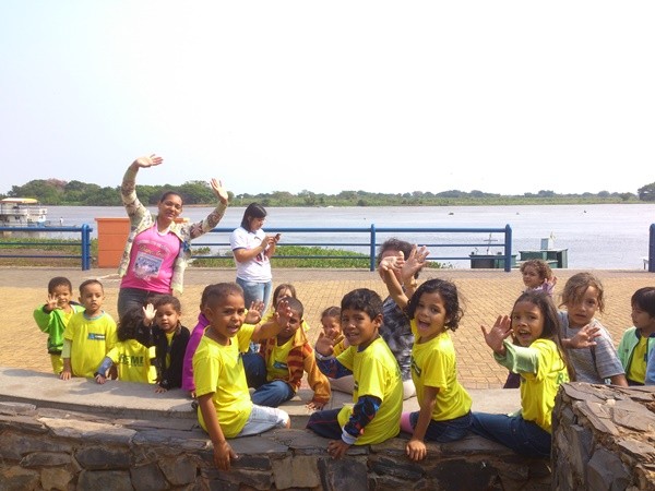 "Al estudantes ! No Rio Paraguai,a volta pra casa!" de Decio Badari