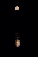 La luna se esta peinando en el espejo del rio
