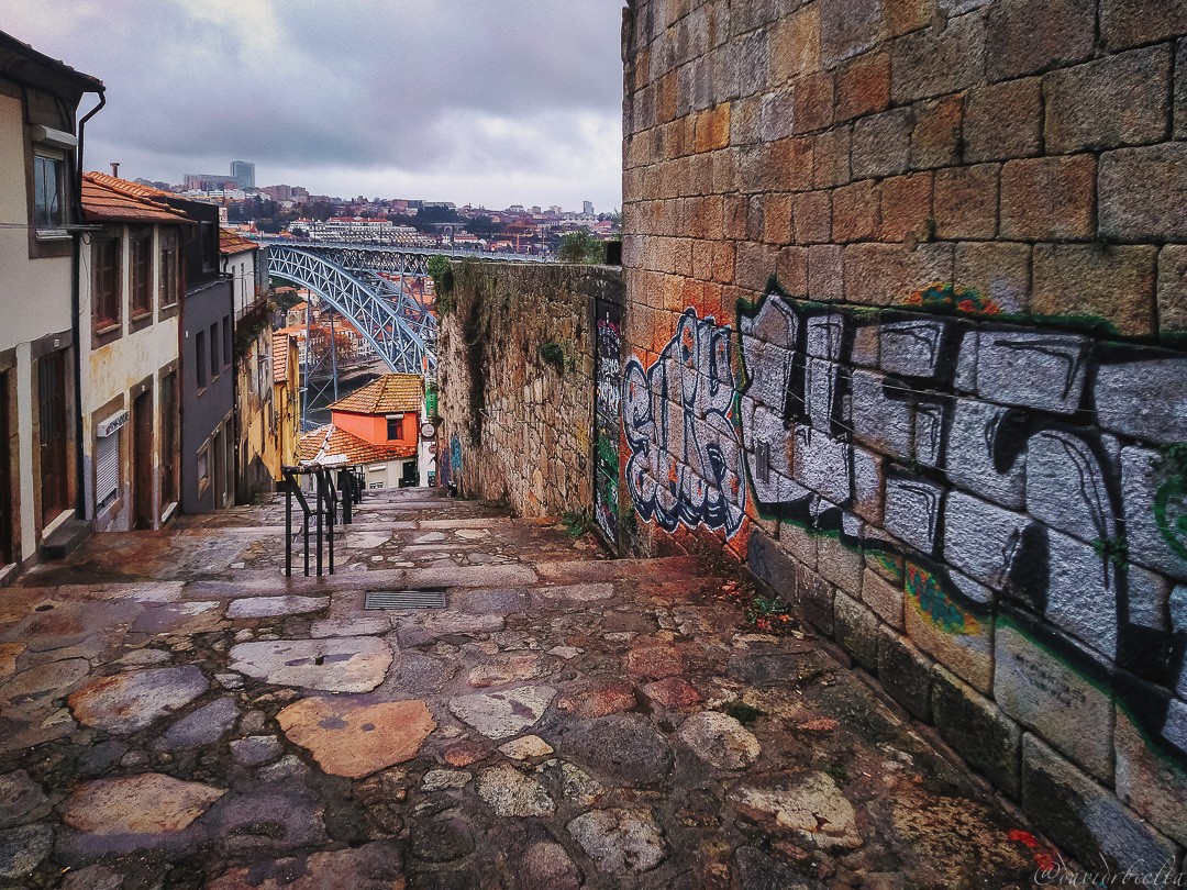 "Escada dos Guindais, Porto" de David Roldn