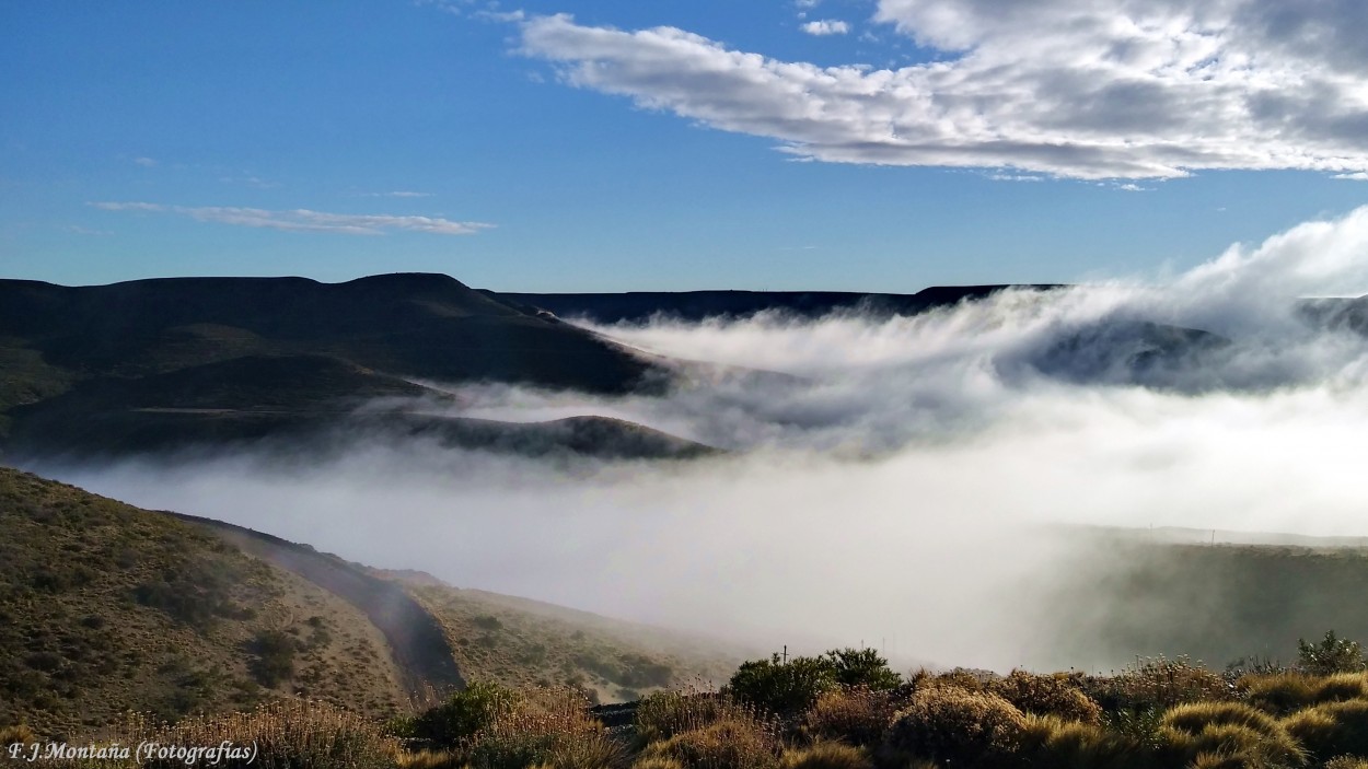 "Niebla entre los cerros" de Francisco Jos Montaa