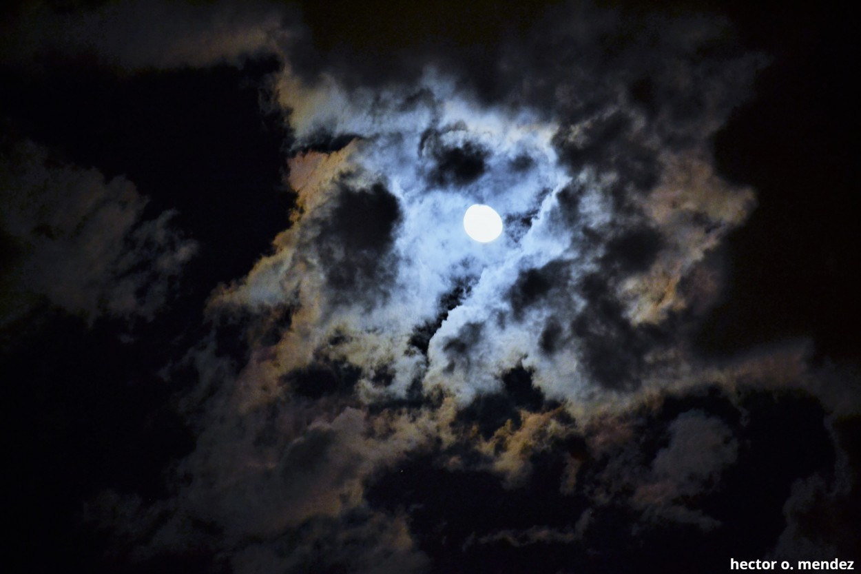 "Noche de luna llena" de Hector Mendez