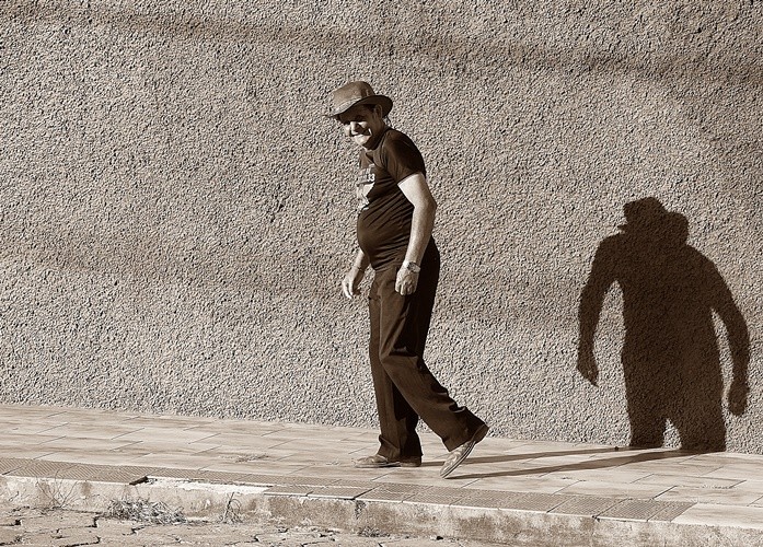 "A sombra que no quer acompanhar." de Decio Badari