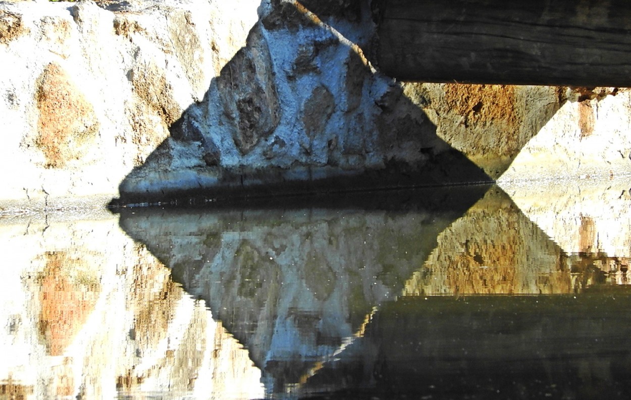 "Debaixo da ponte, formas, luz,sombras e reflexos!" de Decio Badari
