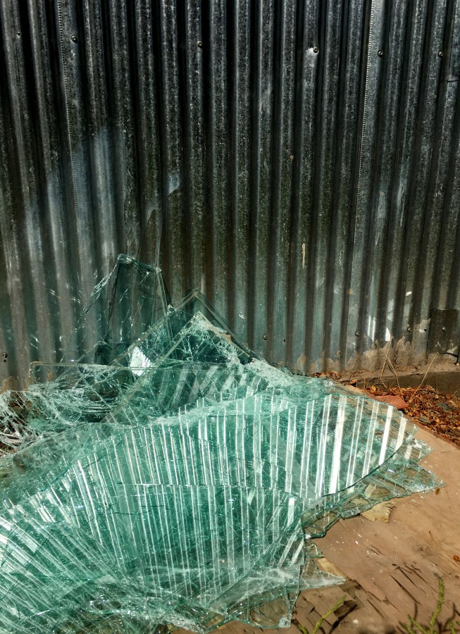 "Reflejos sobre vidrios destrozados." de Carlos E. Wydler