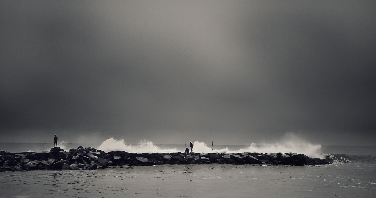 "Tres pescadores contra las olas" de Roberto Guillermo Hagemann