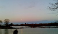 Luna llena sobre el río Limay.