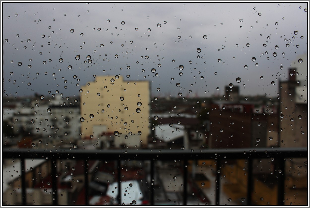 "Llueve y llueve !!!..." de Silvia Emilia Guerra