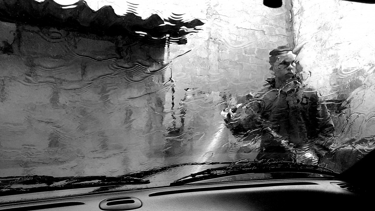 "Um retrato no lava carro." de Decio Badari
