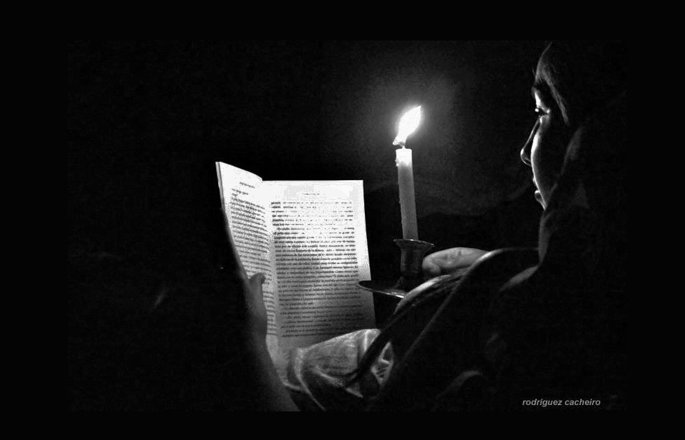 "Camila leyendo como lo hacia su bisabuela" de Hctor Rodrguez Cacheiro