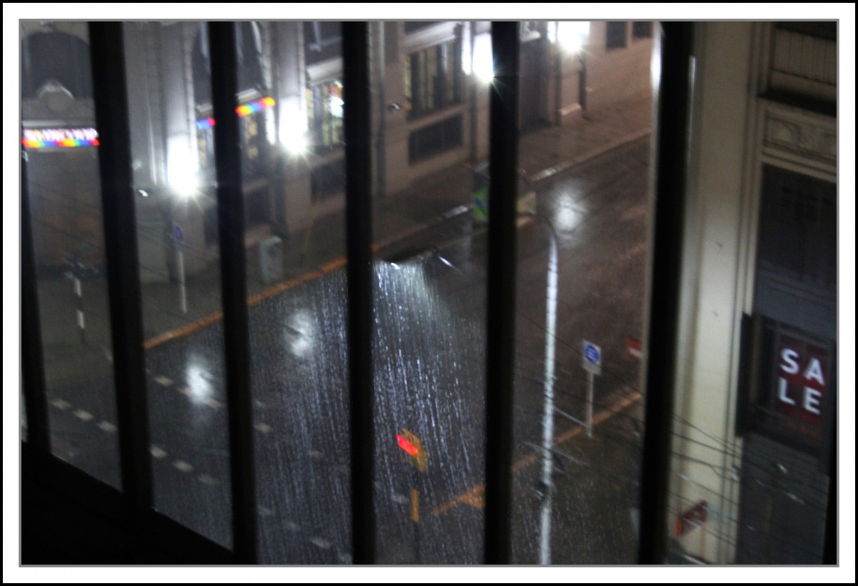 "Diluvia en la ciudad !!!" de Silvia Emilia Guerra