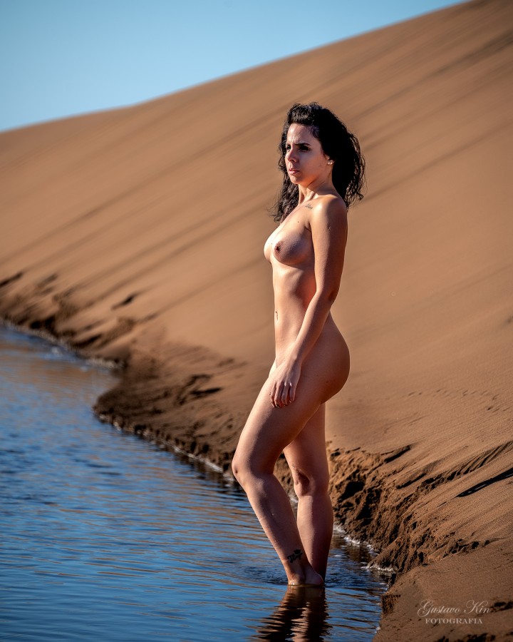 "Desnuda en la playa" de Gustavo Kin
