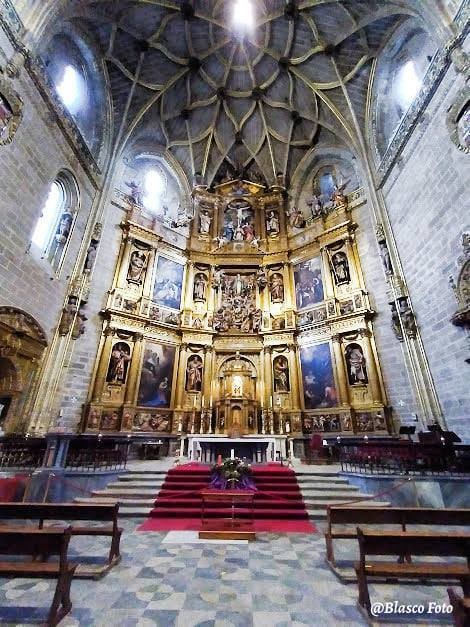 "Interior Catedral de Plasencia" de Luis Blasco Martin