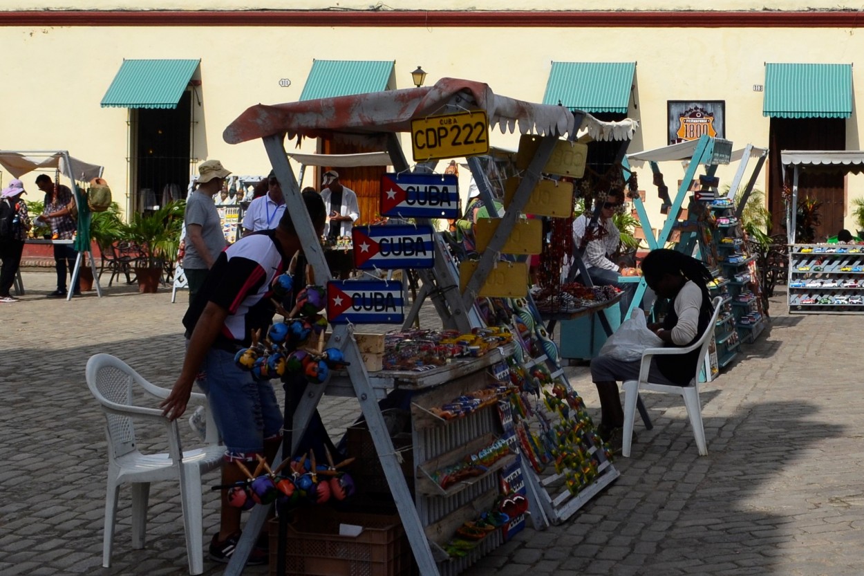 "Vendedores en la plaza San Juan de Dios." de Yordan Alonso Riopedre