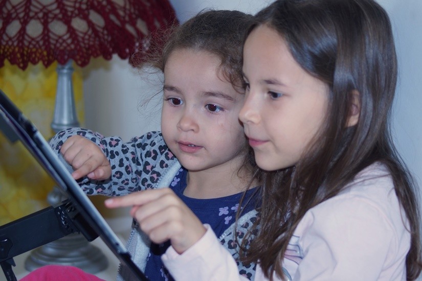 "Olivia e Maria Beatriz, gerao tablet !" de Decio Badari