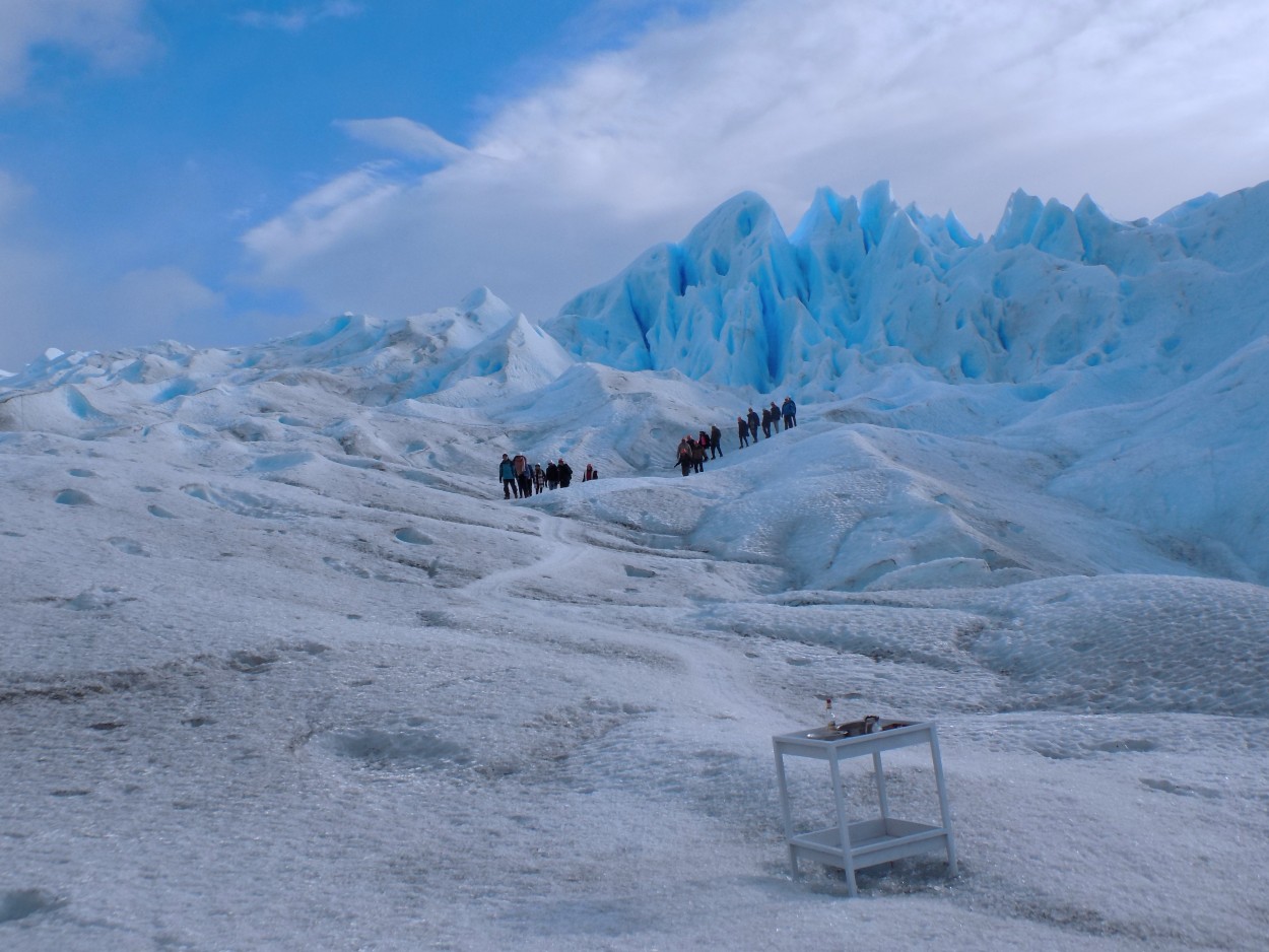 "Caminando sobre el Glaciar" de Miriam E. Sotelo