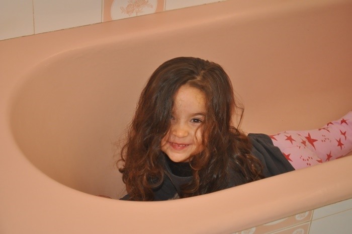 "Olivia,sobrinha neta,vem brincar na banheira!" de Decio Badari