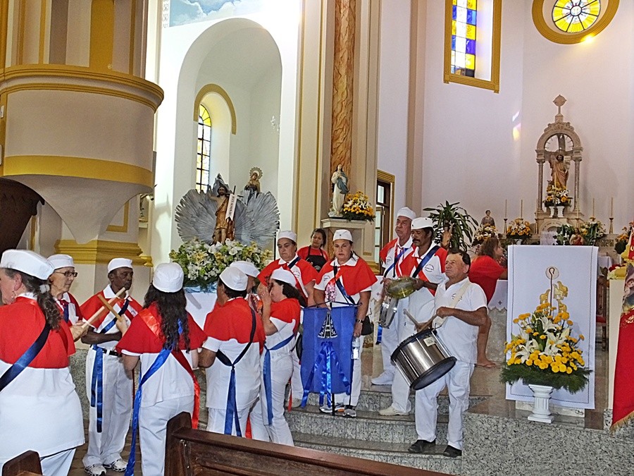 "Grupos folcloricos, vo a igreja para a beno!" de Decio Badari