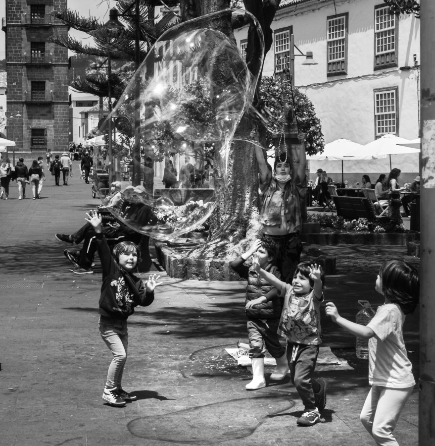 "Jugando con pompas de jabn" de Montserrat Alviani