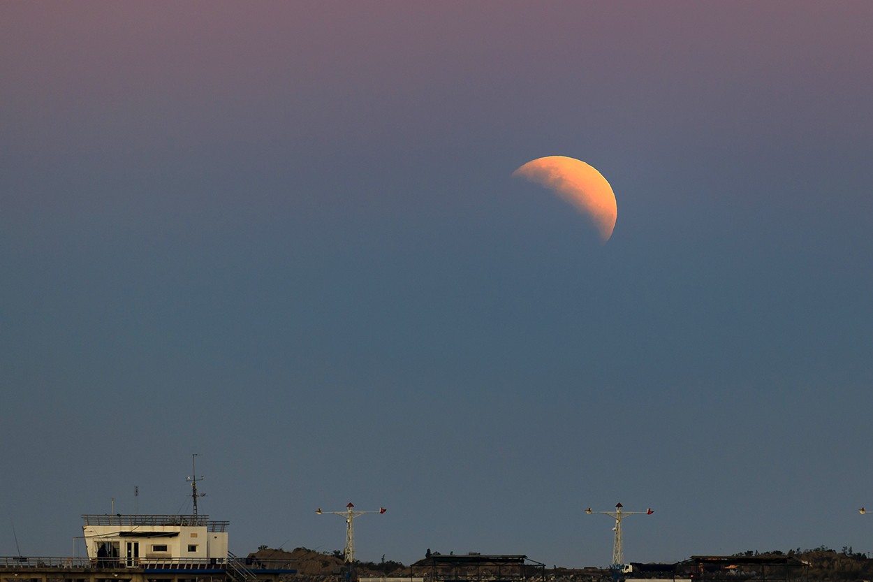 "There is no dark side of the moon really..." de Alfredo Fushimi