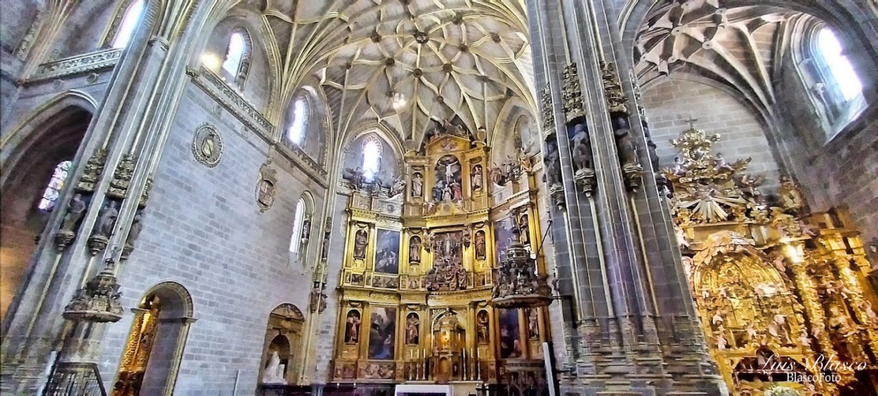 "Interior Catedral de Plasencia" de Luis Blasco Martin