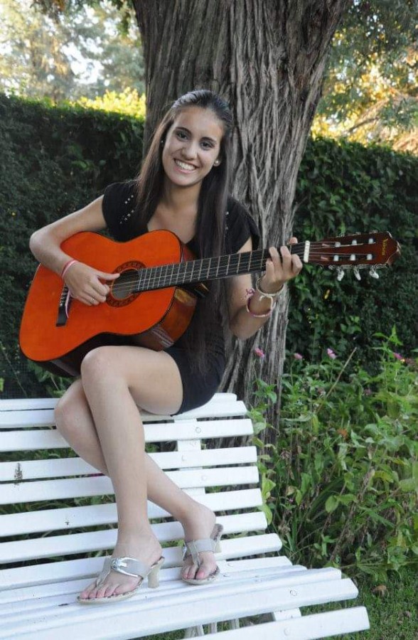 "Ella y su guitarra" de Alicia Di Florio