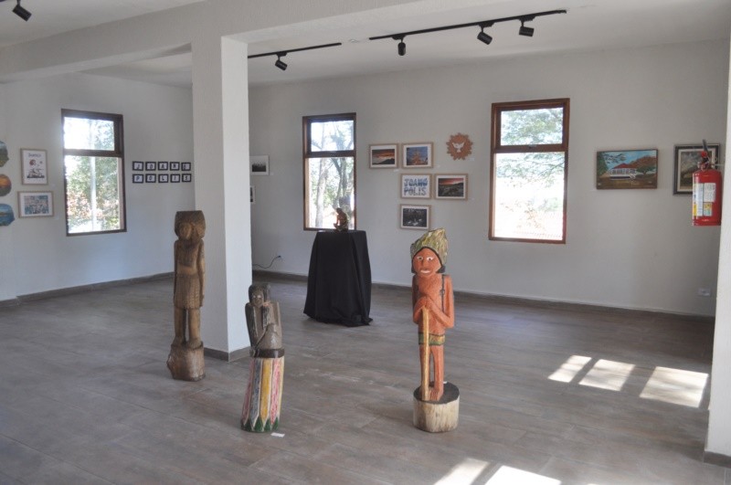 "Uma das salas de nosso Museu,obras de artistas." de Decio Badari