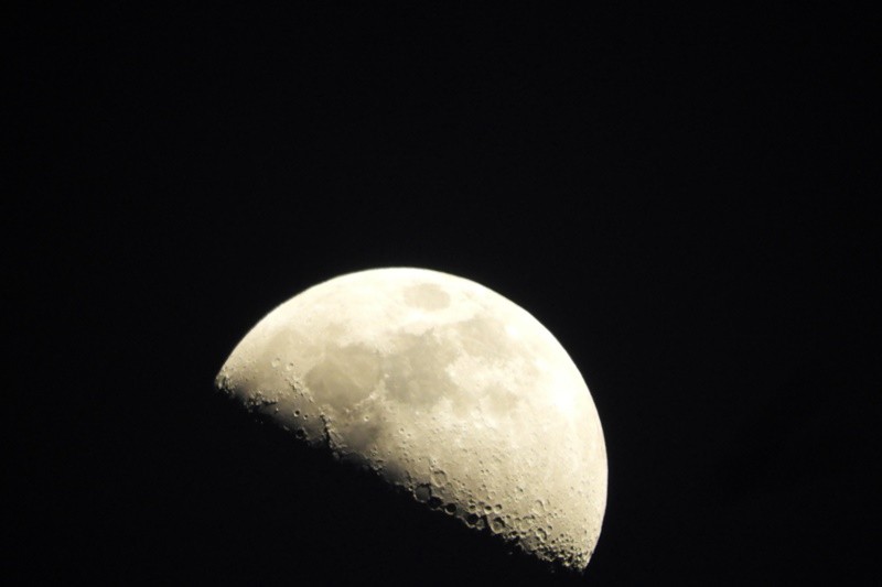 "Lua crescente 46 por ciento de luminosidade, 18:00" de Decio Badari