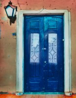 Una puerta azul