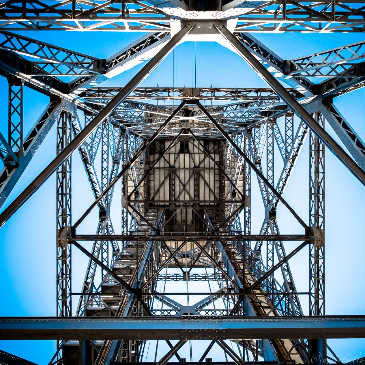 "sota la torre del Telefric de Montjuc" de David Roldn