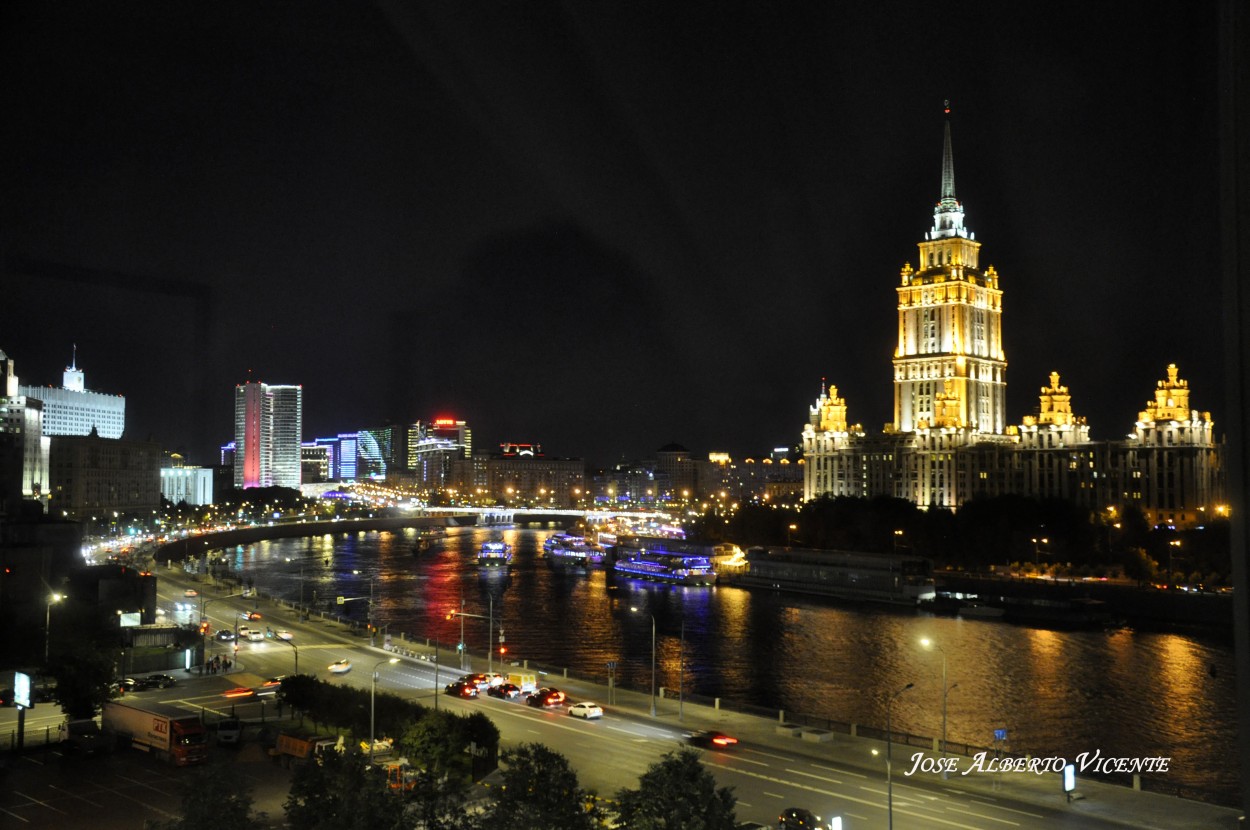"nocturna de rio Moscova, en la capital de Russia" de Jose Alberto Vicente