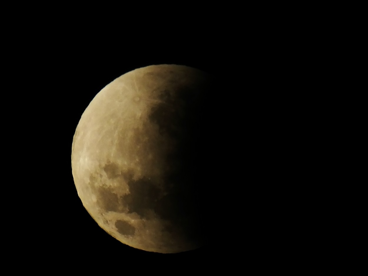 "Eclipse parcial de luna" de Juan Fco. Fernndez