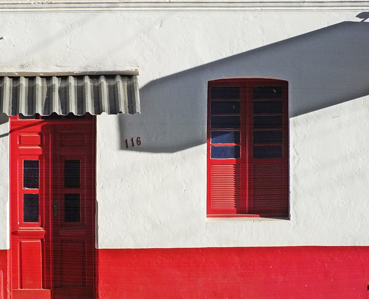 "The red house number 116" de Decio Badari