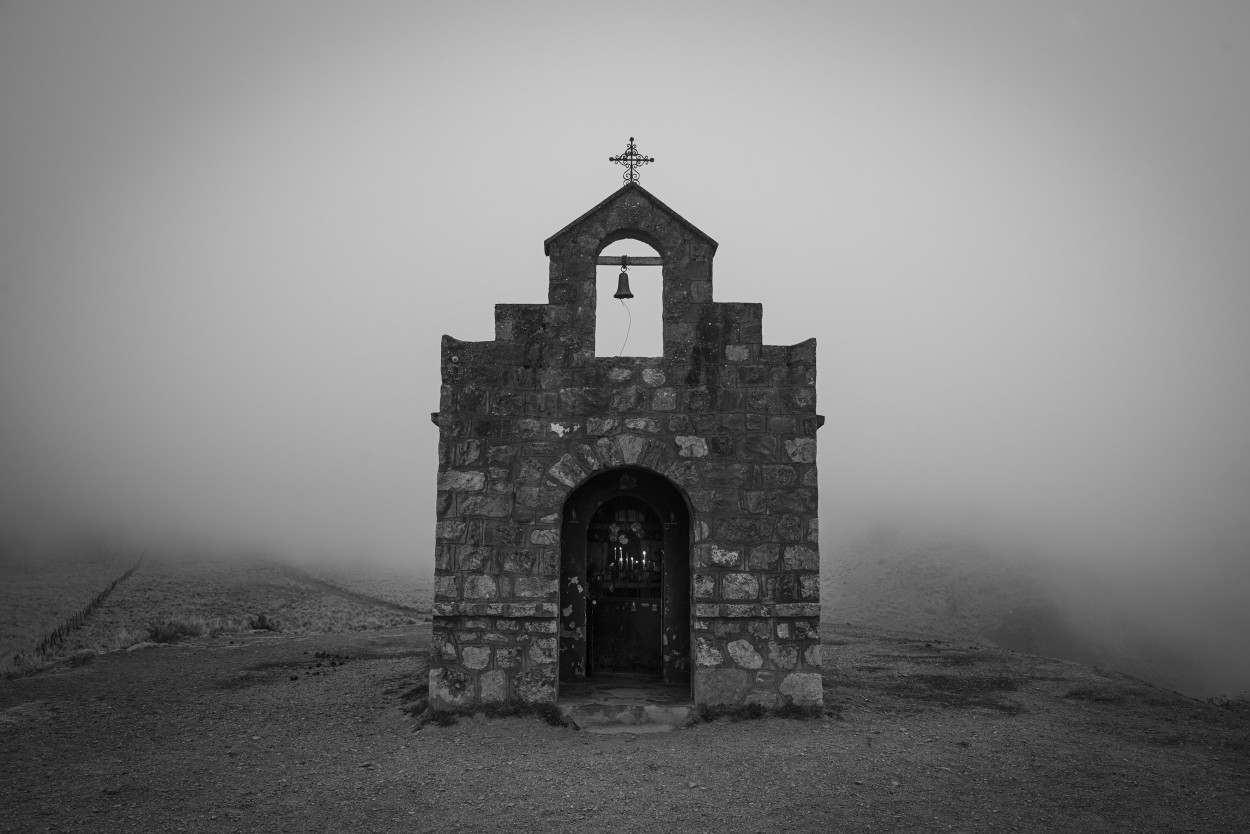"Capilla en la neblina." de Javier Villalba