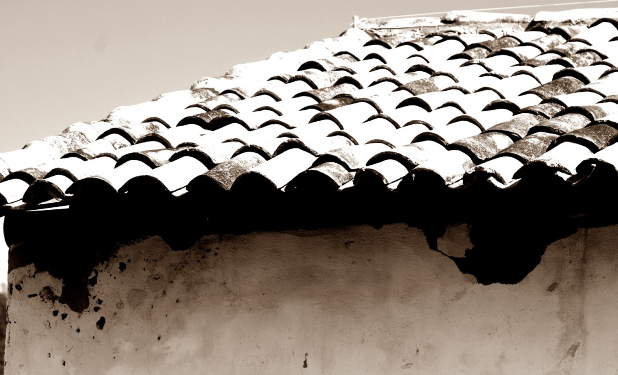 "O velho telhado sendo restaurado com....." de Decio Badari