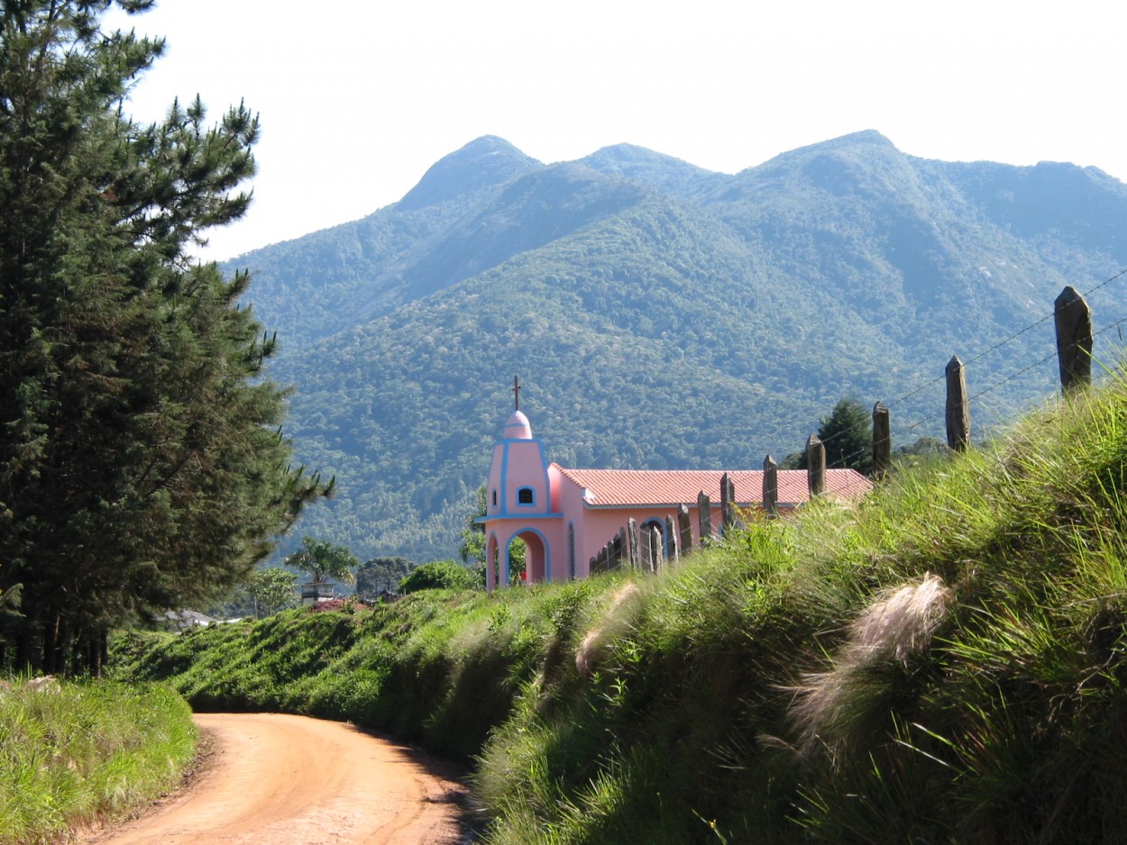 "A capela rural e o Pico do Selado, Joanpolis S.P." de Decio Badari