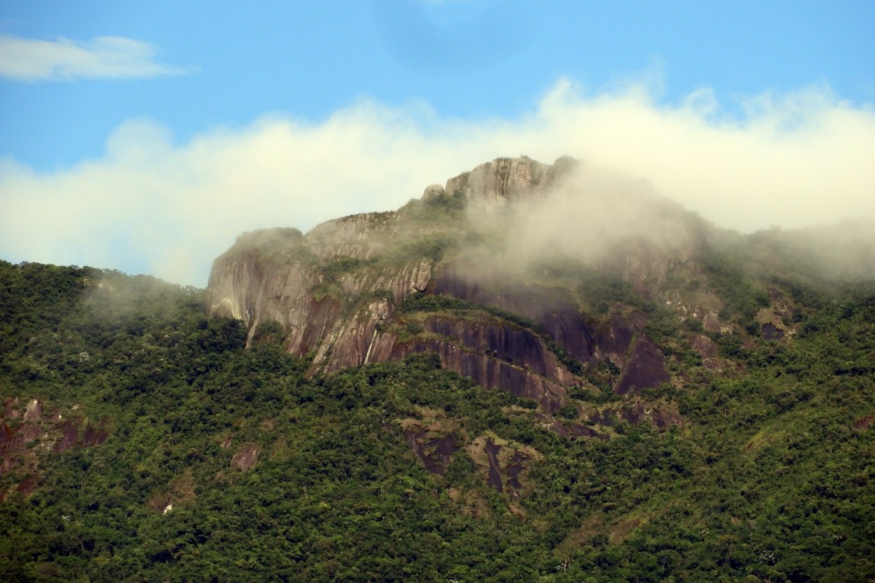 "O Pico do Lopo, com seus 1.780 metros de altitude." de Decio Badari
