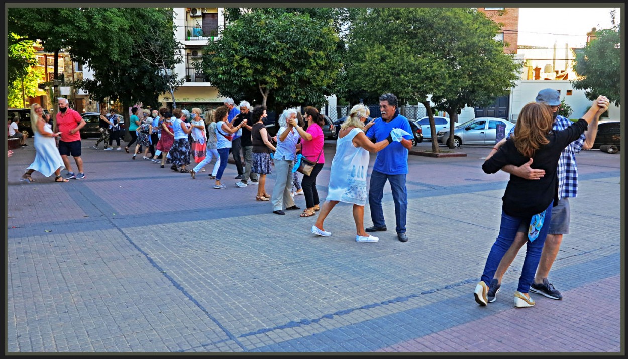 "Bailando en la plaza" de Jorge Vicente Molinari