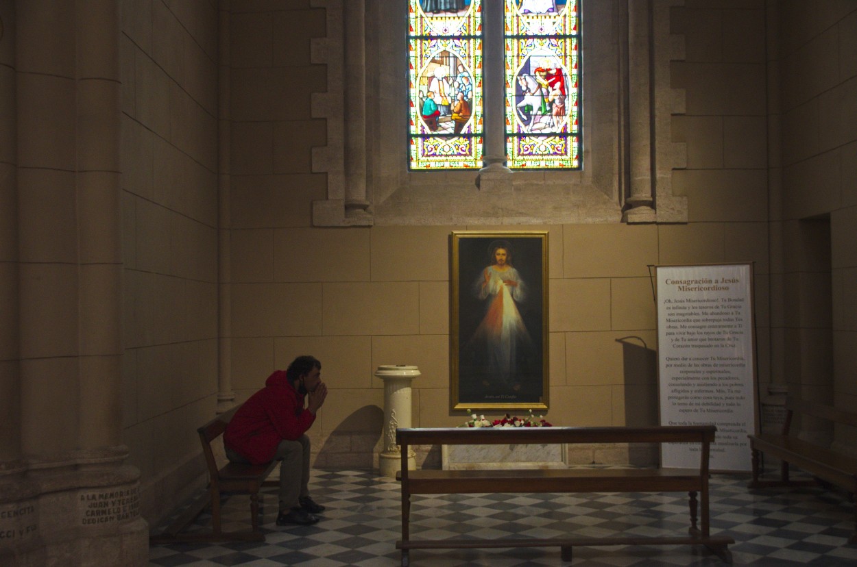 "Orando, catedral de Lujn" de Jose A. Vivas