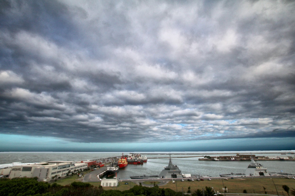 "Proxima tormenta en el puerto..." de Juan Carlos Barilari