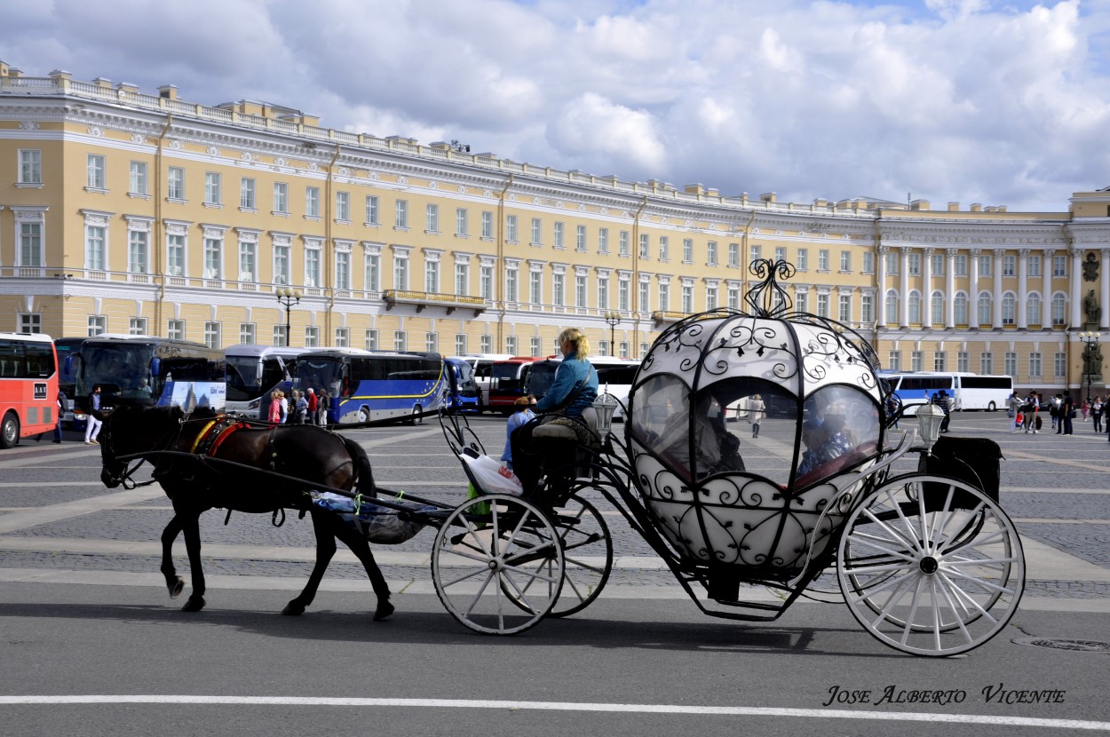 "carruajes antiguos, en Sanpetersburgo, Russia" de Jose Alberto Vicente