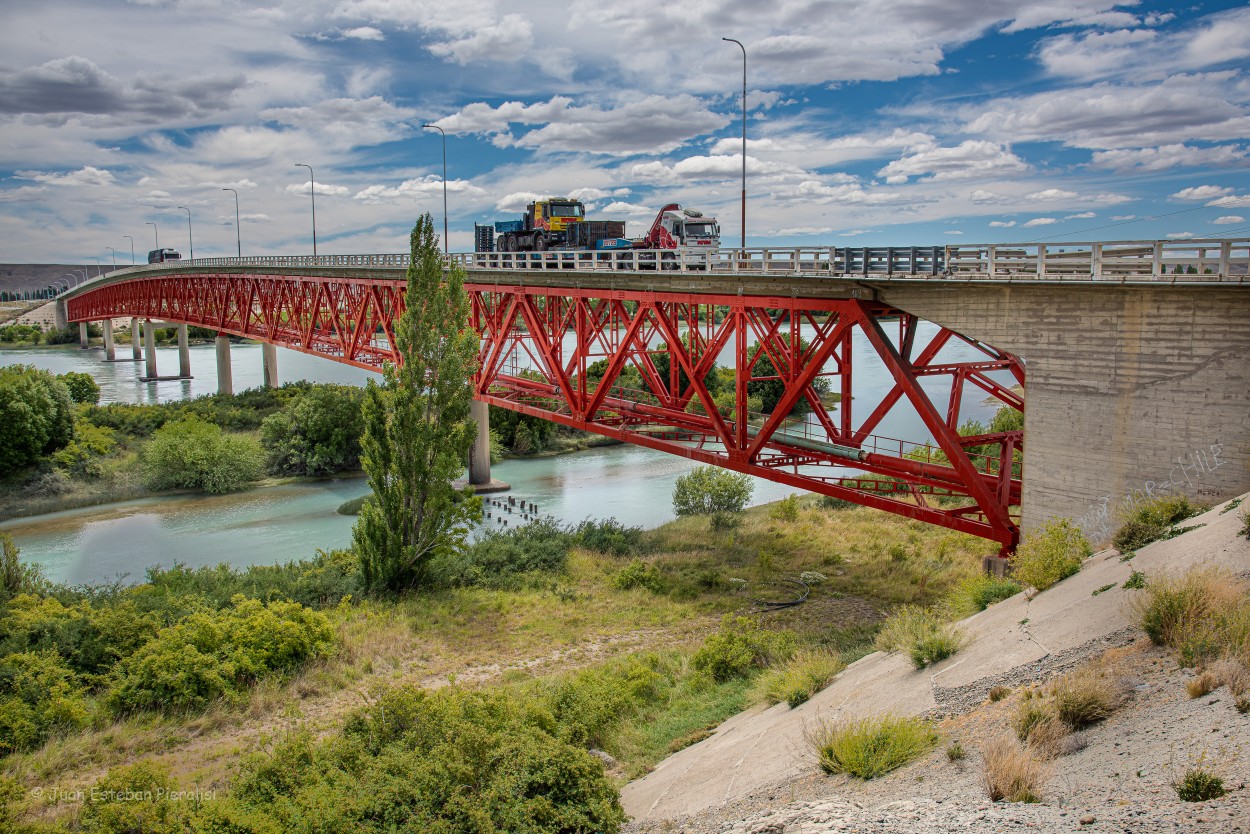 "Puente sobre el ro Santa Cruz." de Juan Esteban Pieralisi