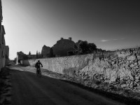 Ciclista y castillo