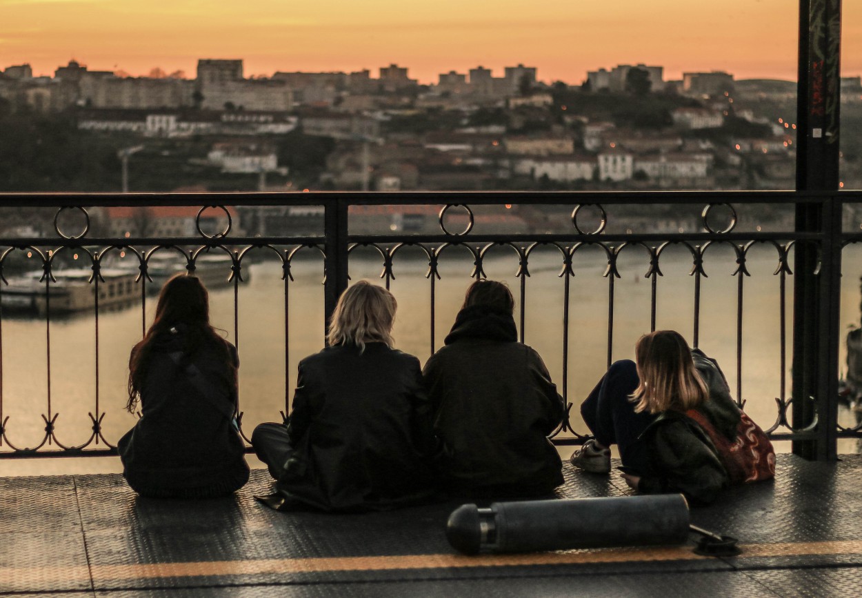 "Por do sol na ponte sobre o Douro" de Talles Gomes